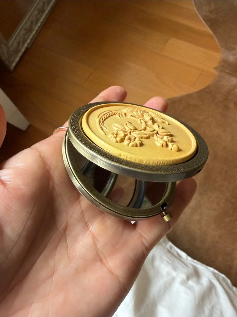 Handcuff Vintage Bulgari Gold-Tone Floral Compact Mirror